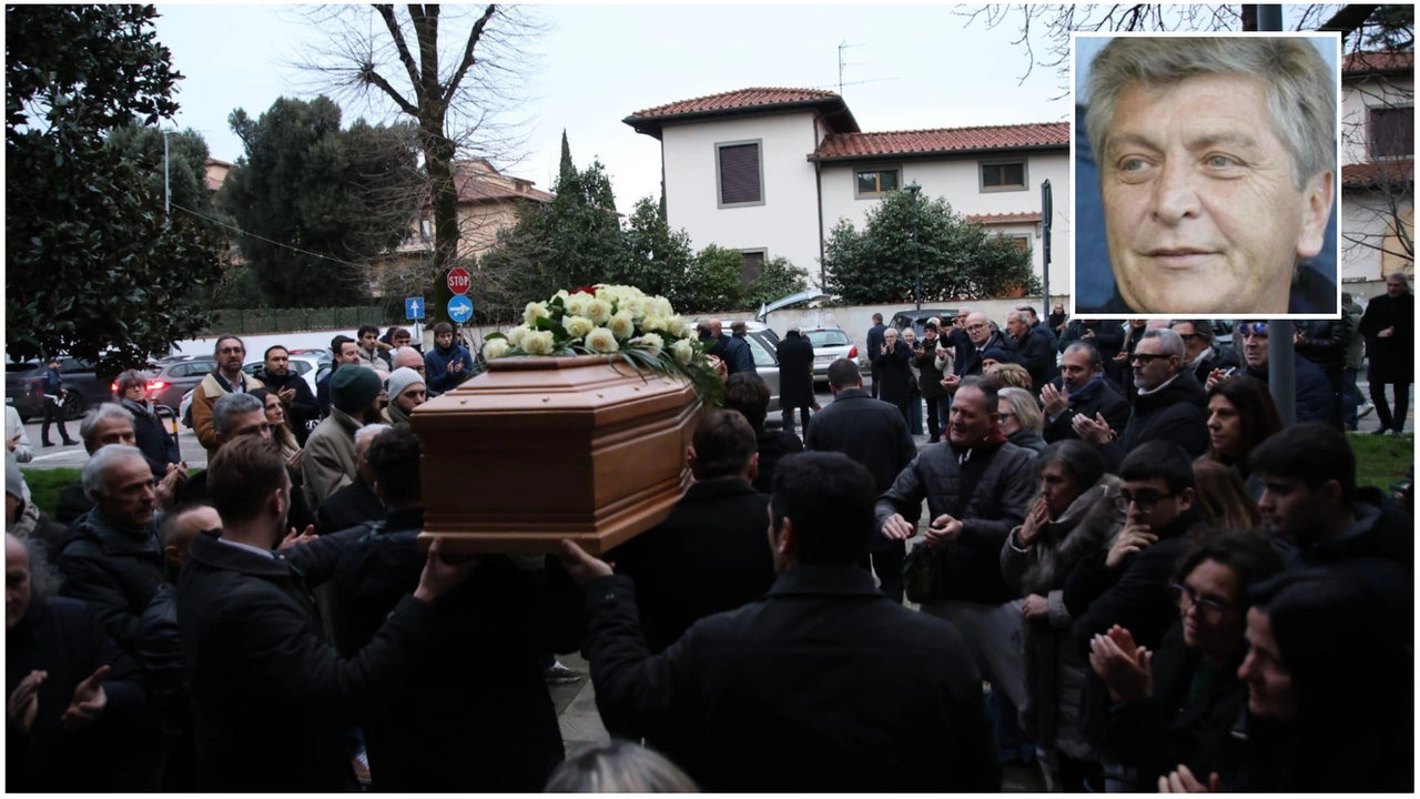 Un momento dei funerali di Andrea Toccafondi (nel riquadro). Tanta gente per l'ultimo saluto, anche diversi volti del mondo del calcio (Foto Attalmi)