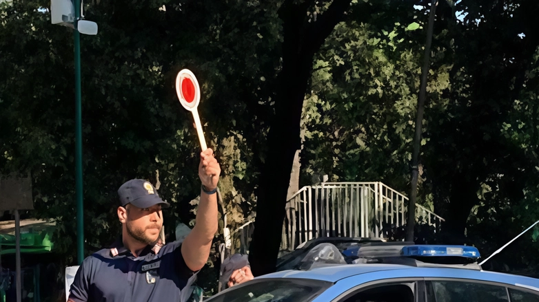 Fermati all’Alt si scagliano contro gli agenti