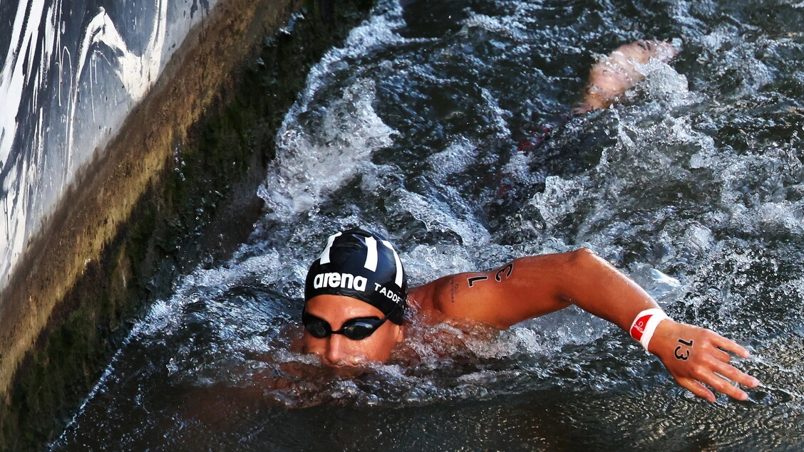 Ginevra Taddeucci nelle acque della Senna (Foto Ansa)