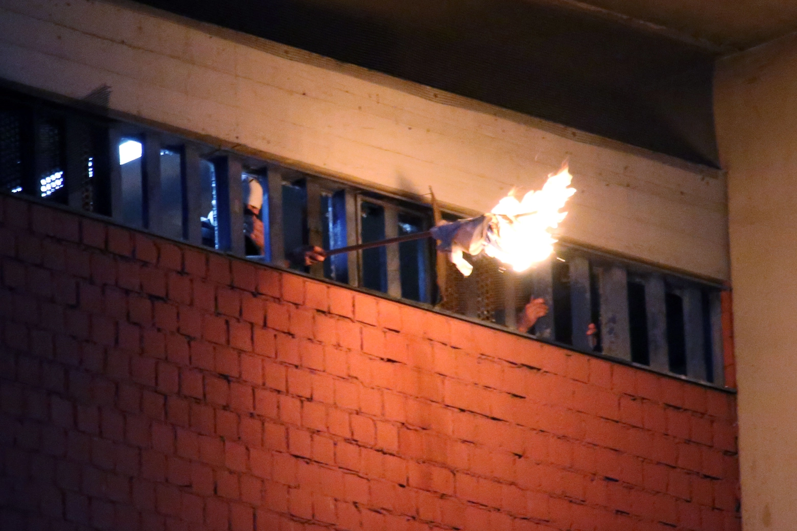 Lenzuoli dati alle fiamme durante i momenti della rivolta nel carcere di Sollicciano dopo il suicidio di un detenuto (New Press Photo)