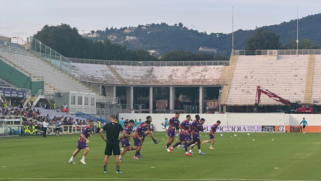 Il riscaldamento dei viola con, sullo sfondo, la "Fiesole" vuota (Fotocronache Germogli)