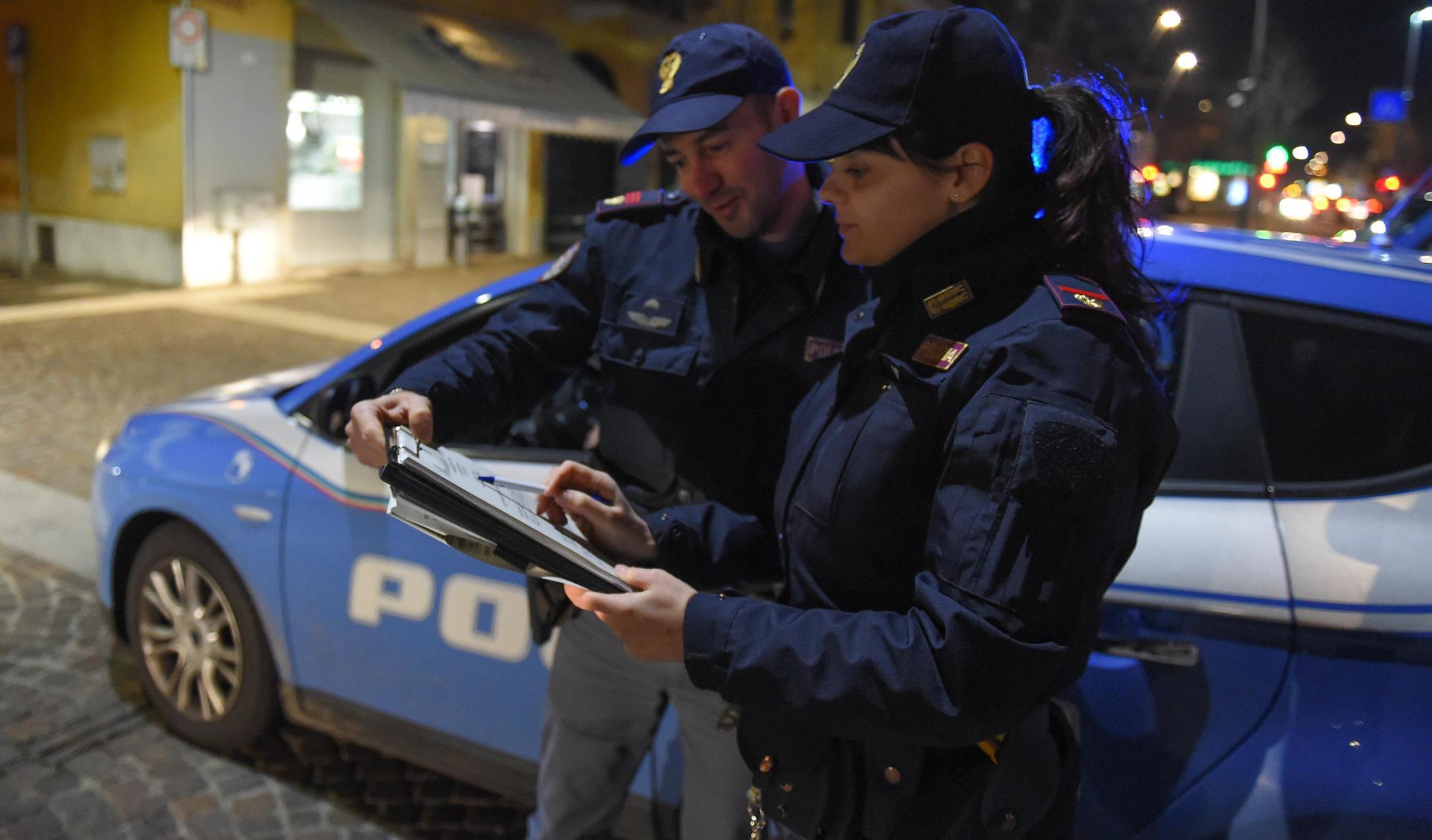 Tre minorenni aggrediti e rapinati. Banda a volto coperto crea il panico. L’assalto per rubare i cellulari