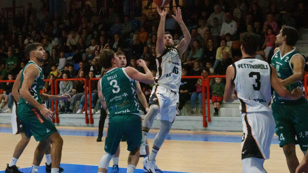 Dubois segna il canestro decisivo per il Bcl Lucca, infliggendo alla Tarros la terza sconfitta consecutiva.