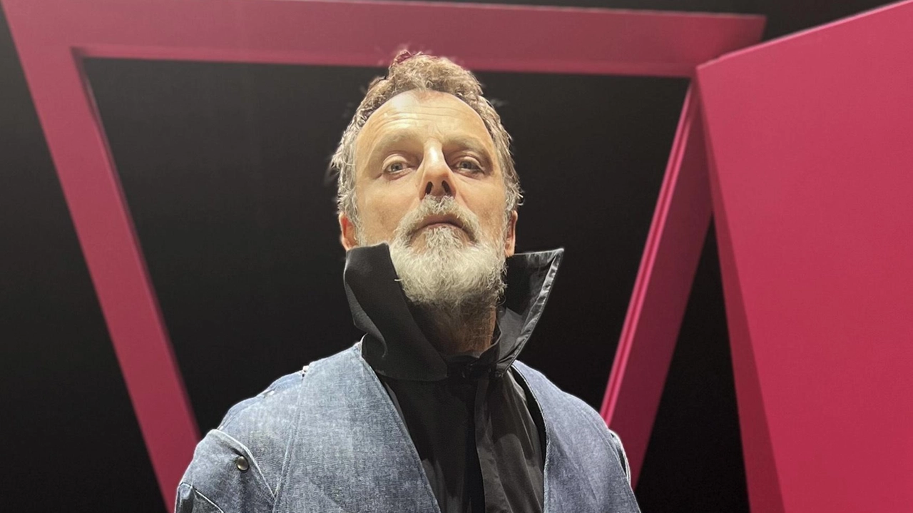 Omaggio a Glauco Mauri al Teatro Cucinelli di Solomeo con Alessandro Preziosi in "Aspettando Re Lear" di Shakespeare, regia innovativa e presenza di opere di Pistoletto. Un tributo artistico di grande pathos e attualità.