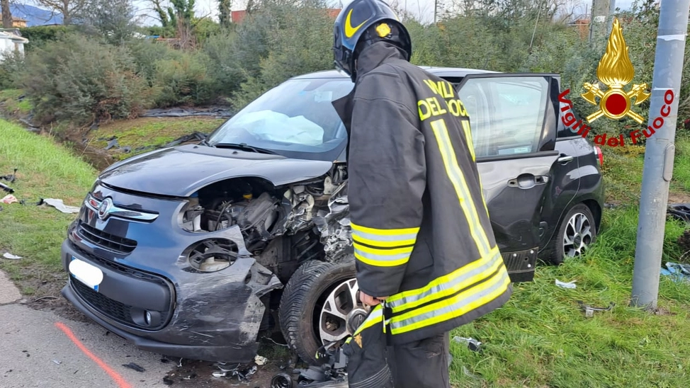 Una delle auto coinvolte nell'incidente stradale di Ponte Buggianese