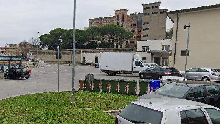 Piazza Benedetto Croce ad Altopascio, che è stata bloccata nella mattina di ieri, a seguito dell’errato parcheggio di un tir (foto Archivio)