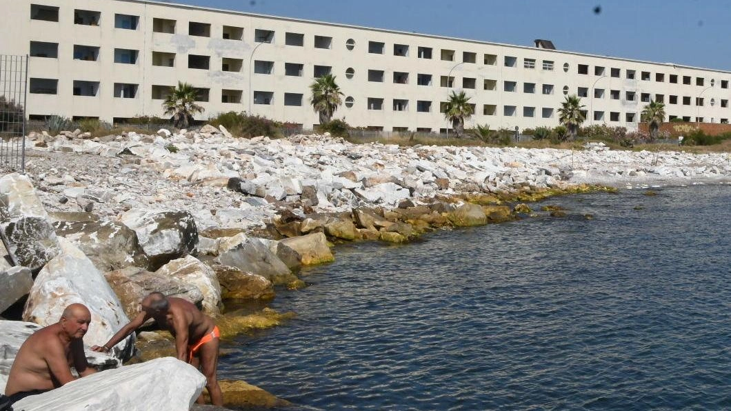 Un’immagine della spiaggia davanti all’ex colonia Torino, a Marina di Massa, dove sono stati sepolti rifiuti di amianto