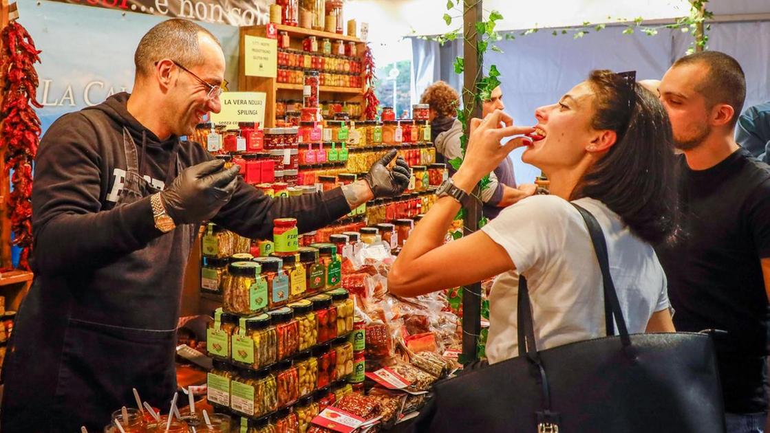 Fierone, il momento più atteso . Duecento banchi e rischio pioggia. L’appello: "Non venite in auto"