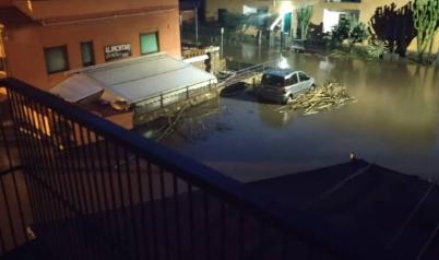 Strade allagate, alberi caduti e fiumi in piena: in Maremma il maltempo picchia duro