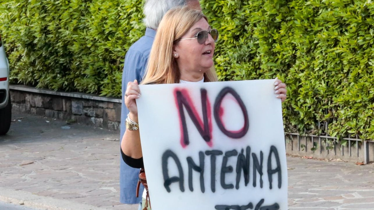 Una protesta contro le antenne in una immagine di archivio