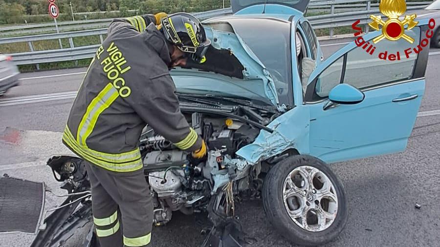 Auto distrutta nell’incidente, quattro ragazzi illesi