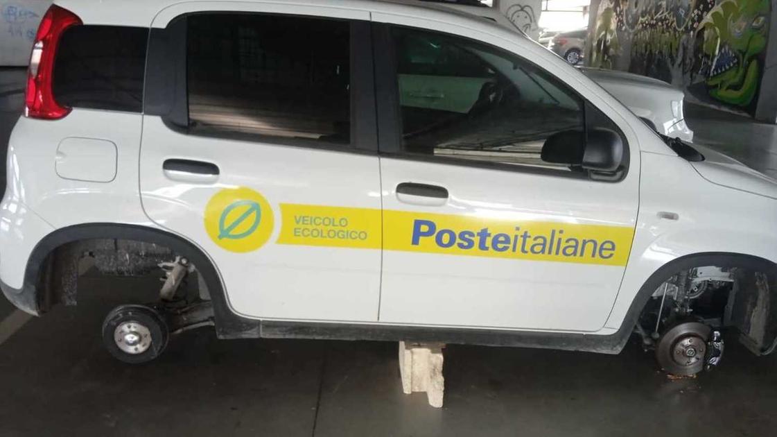 Vandali in azione: gabbiotto dei tassisti danneggiato e l’auto delle Poste finisce senza gomme