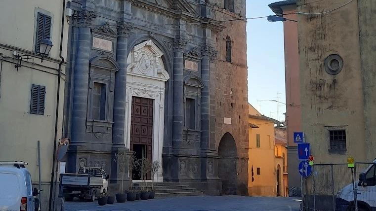 Via ai lavori davanti al Duomo. Viabilità modificata per un mese. Stalli di sosta in via Cavour