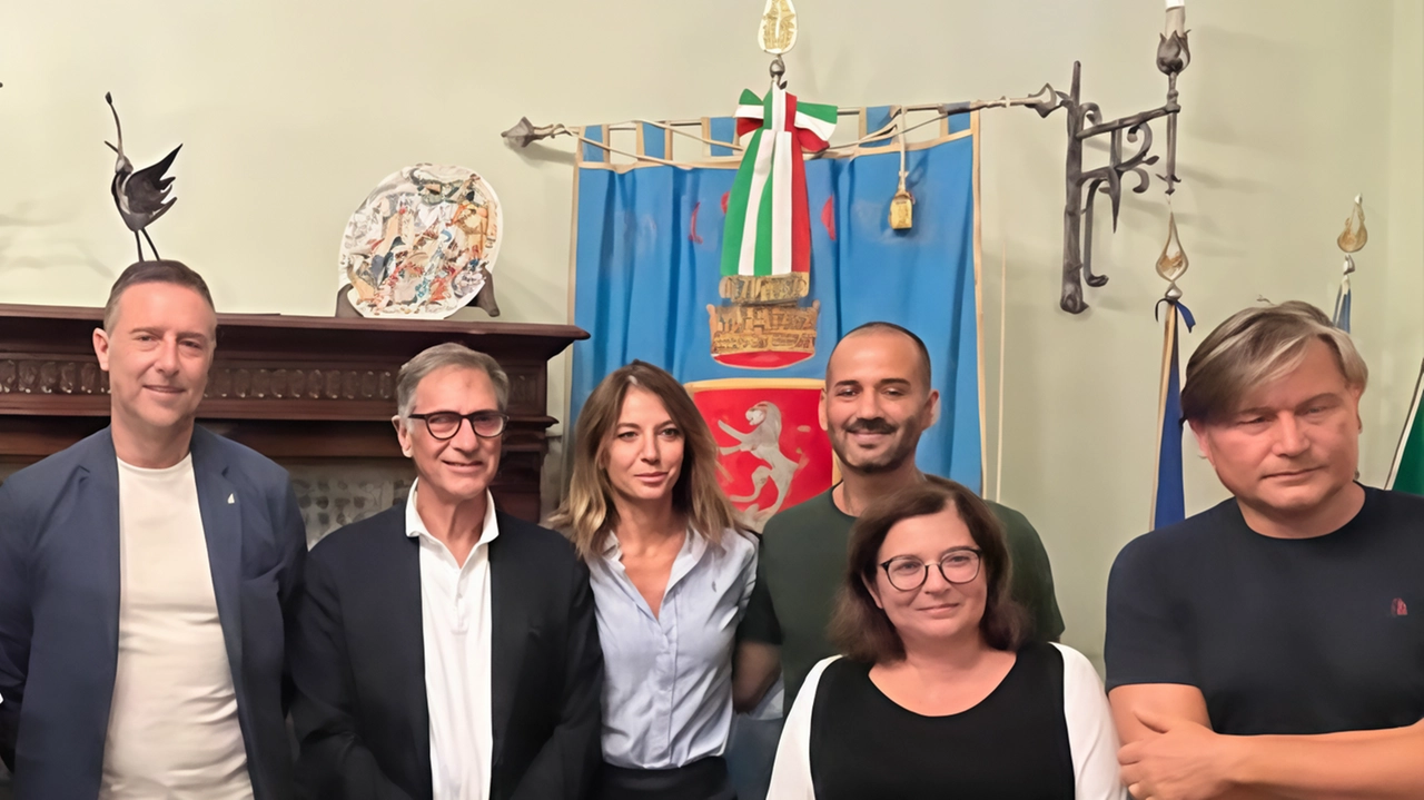 Il sottosegretario all’Ambiente Claudio Barbaro durante la visita in laguna avvenuta l’8 agosto scorso