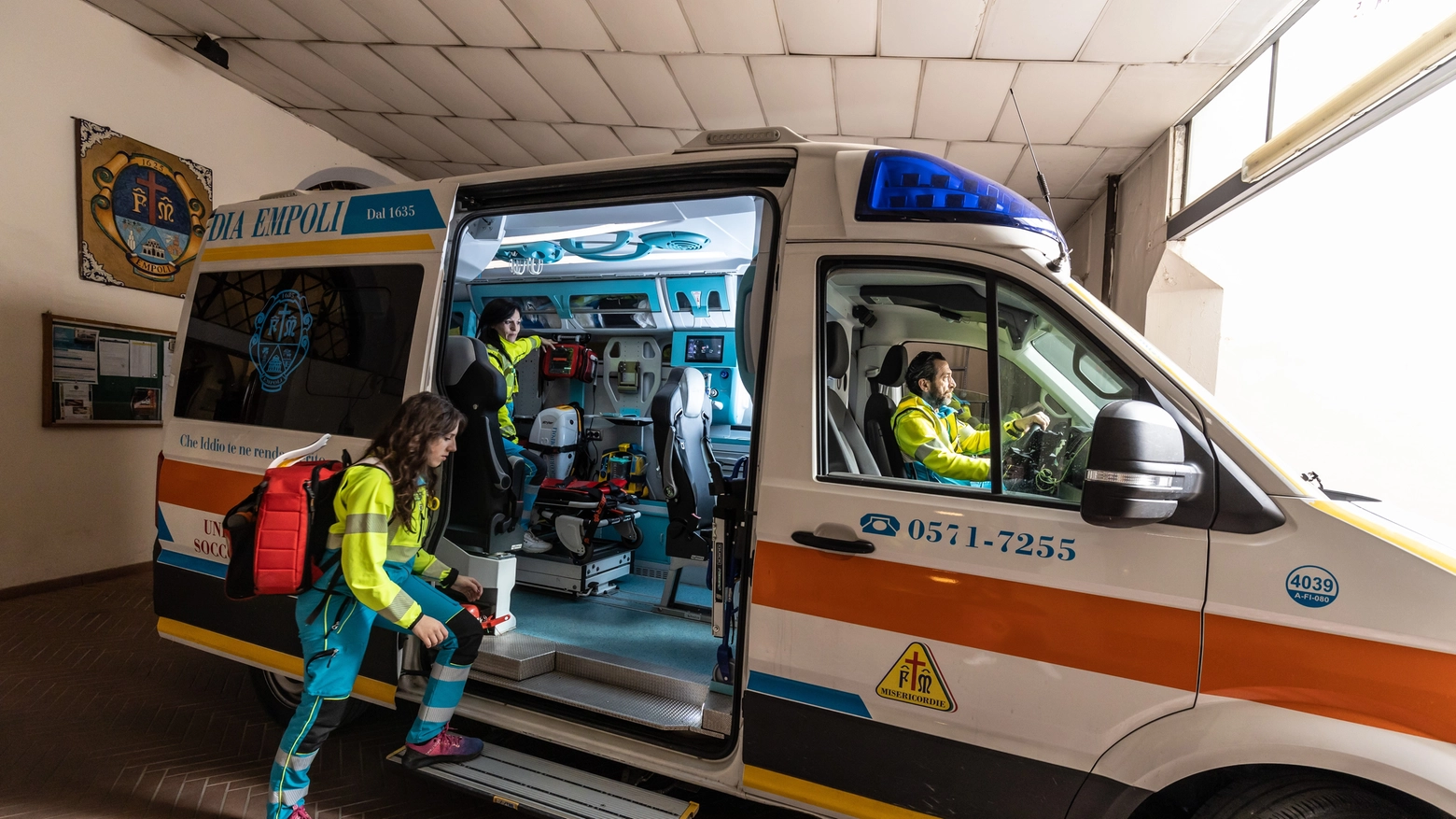 Un'ambulanza in una foto di repertorio. Momenti di paura a Pontedera, due i giovani feriti a colpi di coltello