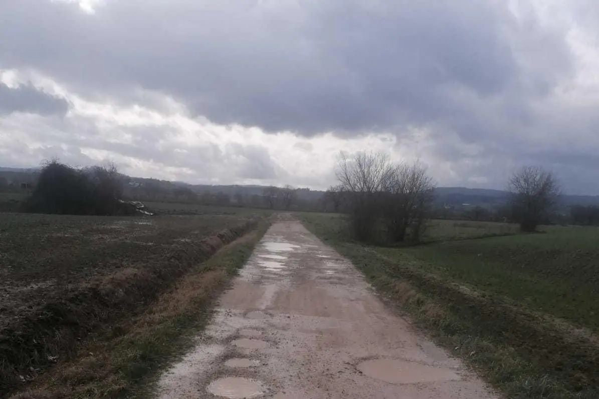 Strade piene di buche e pericolose: "Danni alle auto, si faccia qualcosa"