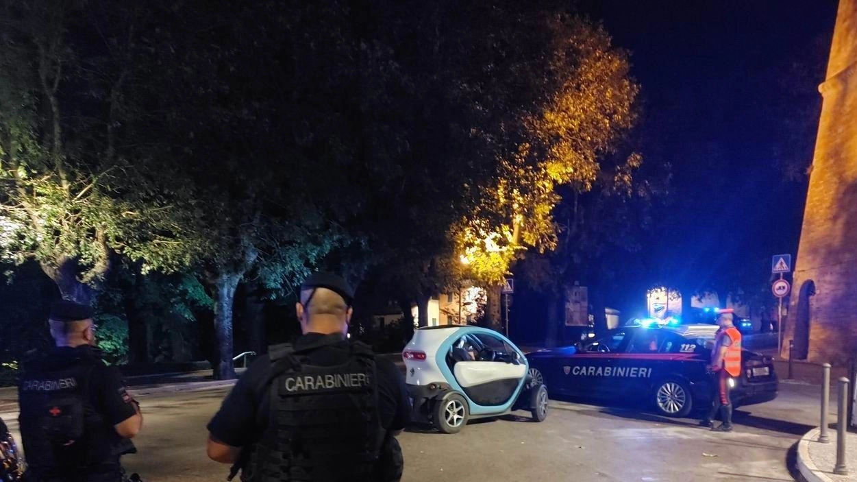 "Portami alla stazione". Lui rifiuta: accoltellato