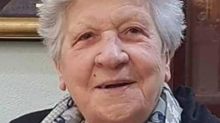 Funerale commovente per Anna Giusti a Carrara, con la presenza calorosa della città. Le figlie ringraziano per l'affetto dimostrato verso la madre scomparsa.