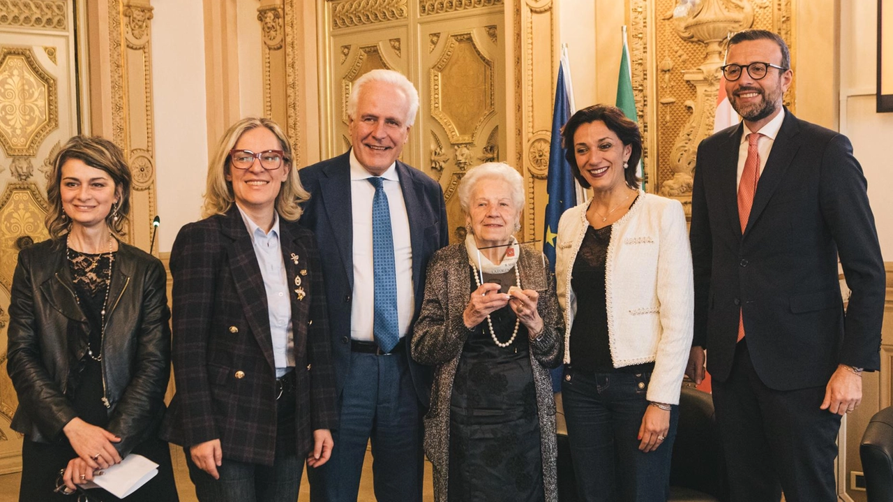 Il momento della premiazione di Anna Maria Michelon Palchetti, ieri mattina