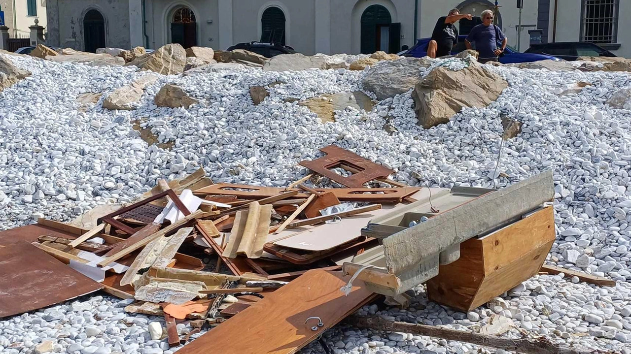 Una parte era ancora in mare davanti a piazza Gorgona. Molti pezzi si erano spiaggiate. sulle ghiaie: tolti tutti.