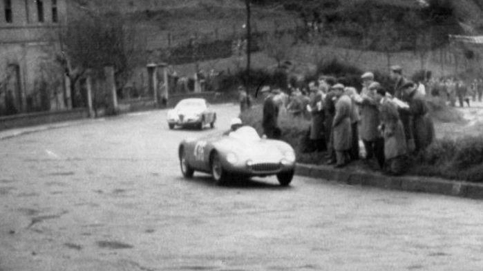 Il fascino antico delle Mille Miglia. Quelle auto rombanti “ai telefoni“