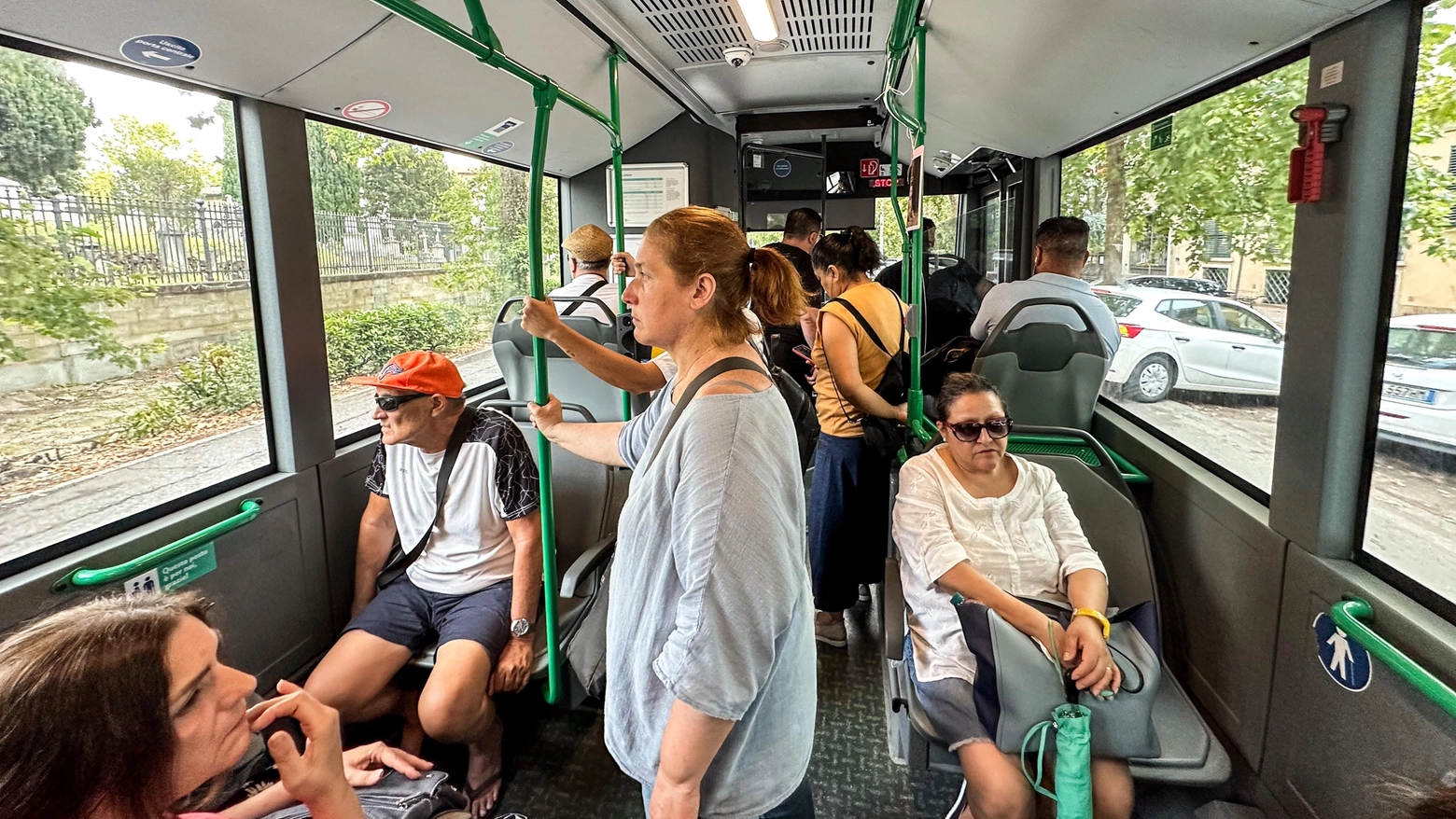 Pendolari sul bus (Giuseppe Cabras/New Press Photo)