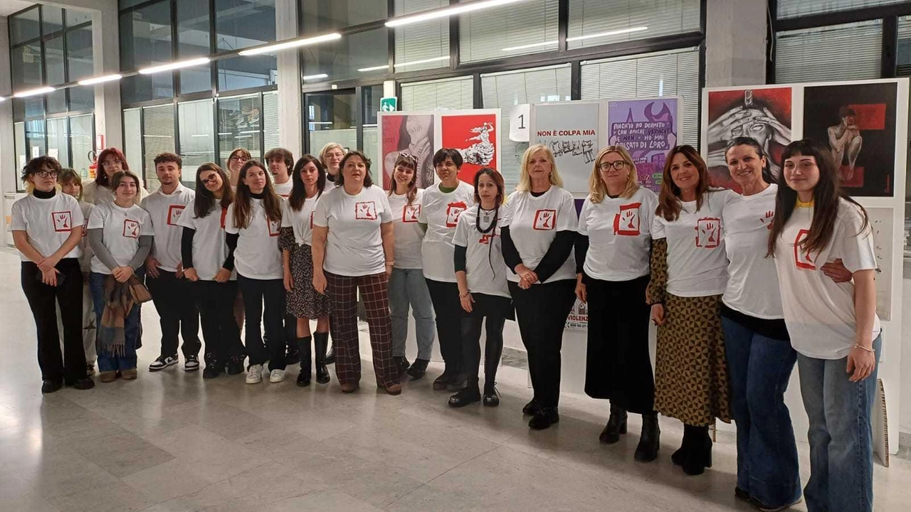 I ragazzi del liceo artistico ’Gentileschi’ con le magliette disegnate a palazzo civico