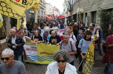 Ambiente, la protesta. Sfilano associazioni politici e cittadini: "Rispettate la natura"