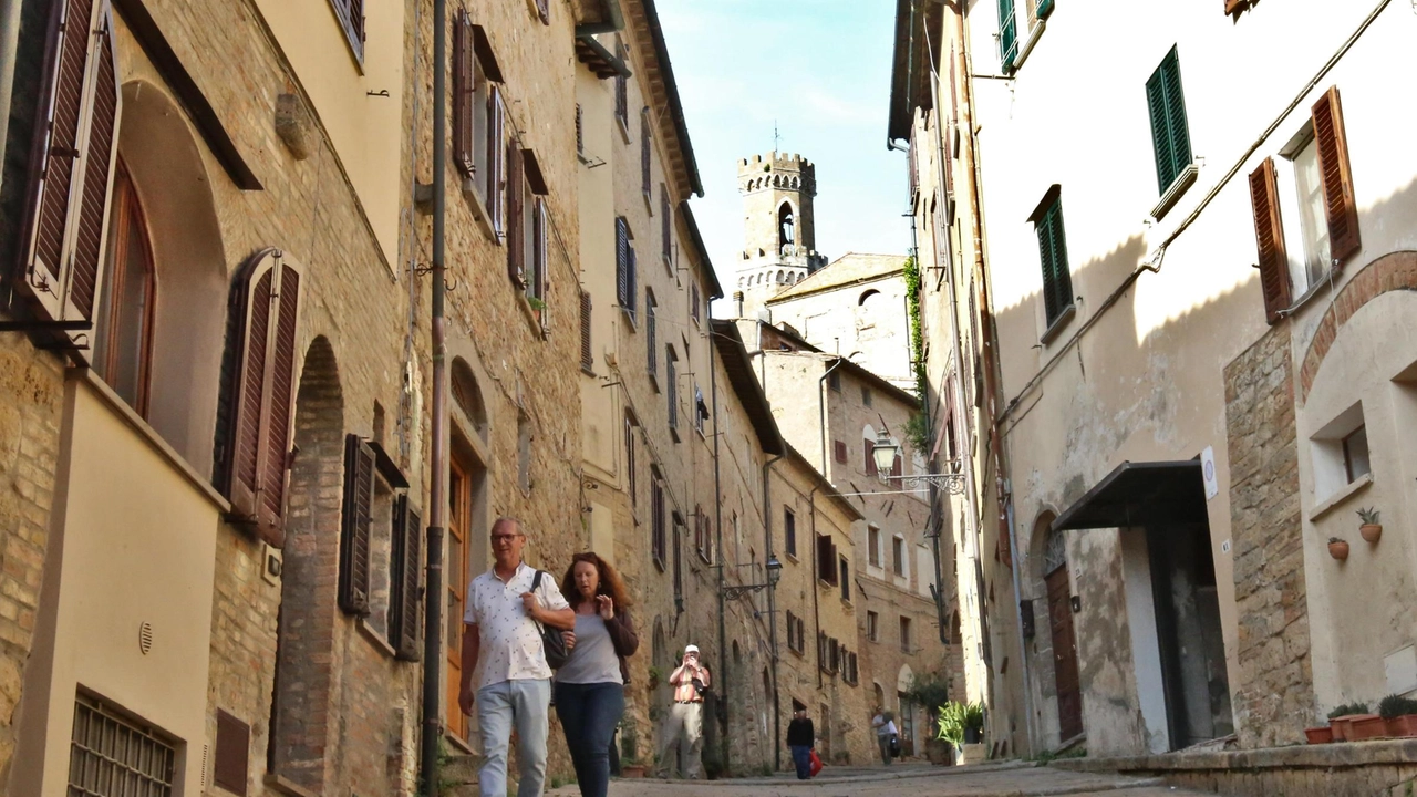 Il turismo non mancano a Volterra ma piovono. critiche per i servizi offerti, i pochi eventi organizzati e la mancanza di parcheggi