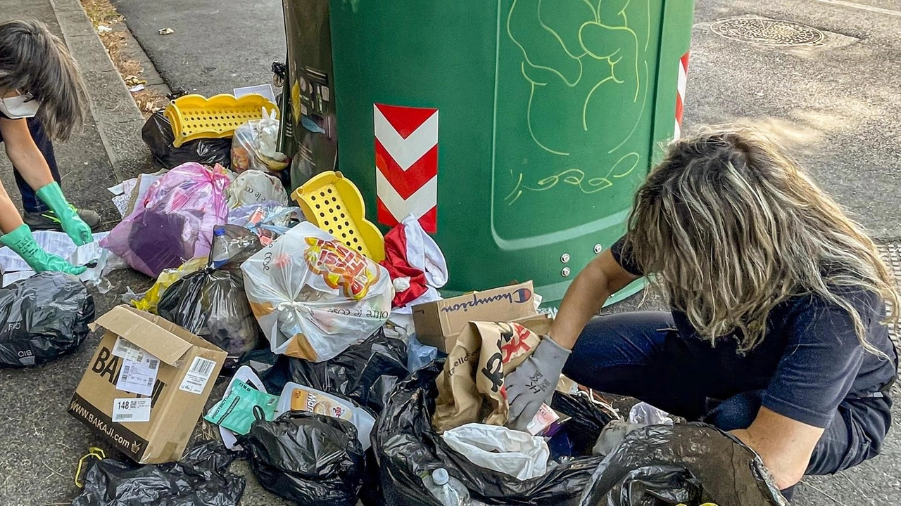 Proseguono le segnalazioni. Intanto sono stati i bambini a ripulire il parco di San Pierino. Nel mese scorso era stato necessario un maxi intervento di Alia per recuperare scarti tessili.