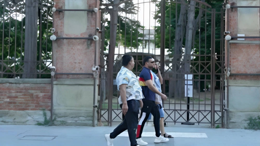 A Arezzo i giardini dell'Anfiteatro sono chiusi da più di un anno senza una data certa di riapertura. I lavori di manutenzione alle piante pericolanti sono ancora in sospeso, lasciando incerto il futuro del parco.