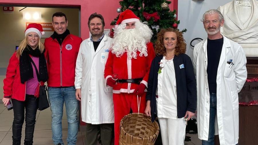 Il regalo di Natale dei donatori di sangue di Forcoli ai bambini della pediatria