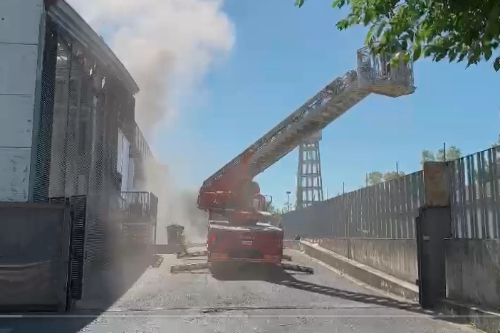 La scena dell'incendio al centro commerciale: il fumo ha invaso i locali. Nell'immagine, l'autogru dei vigili del fuoco (Fotocronache Germogli)