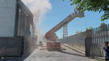 Clienti e personale evacuati dal centro commerciale: incendio, fumo invade i locali