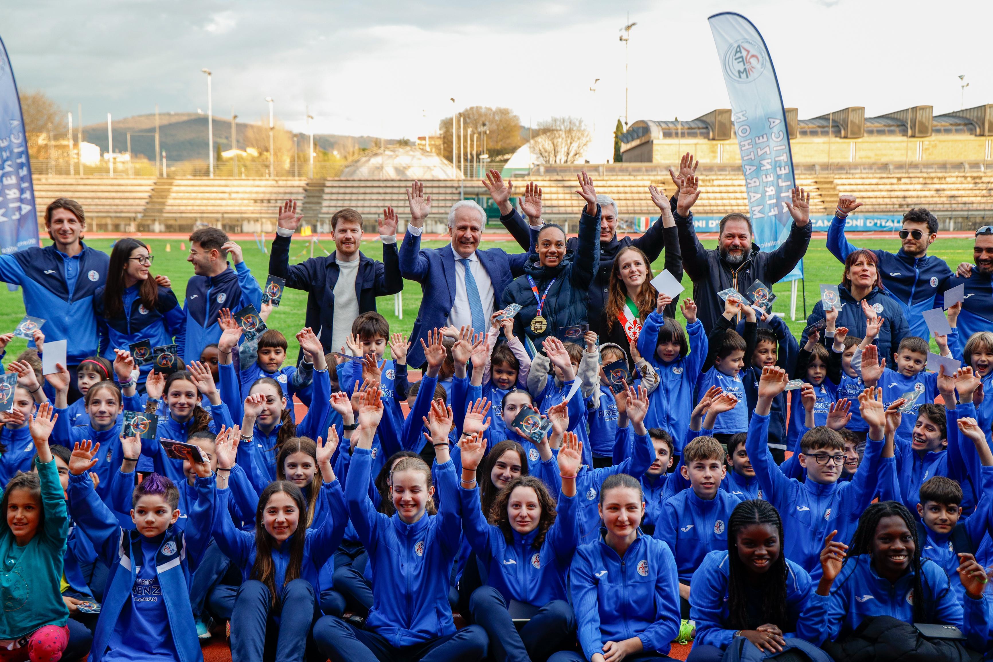 Atletica Firenze Marathon, che festa per Larissa. L’abbraccio dei piccoli atleti e delle istituzioni