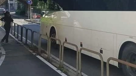 Bus incastrato sotto il ponte della ferrovia