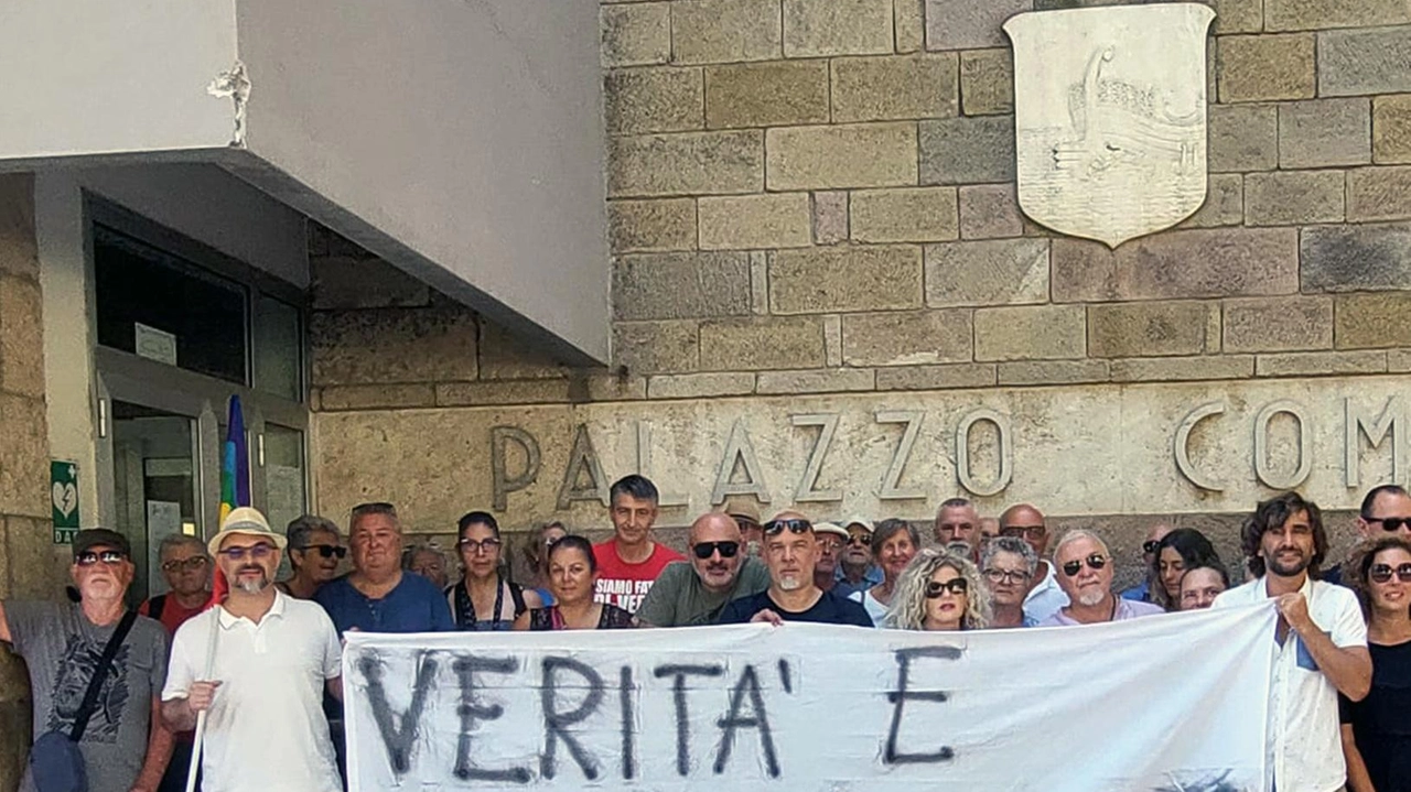 Tensione nel parlamentino di Follonica: è polemica sullo striscione rimosso. Il sindaco: "Il suo nome non deve essere usato nello scontro politico".