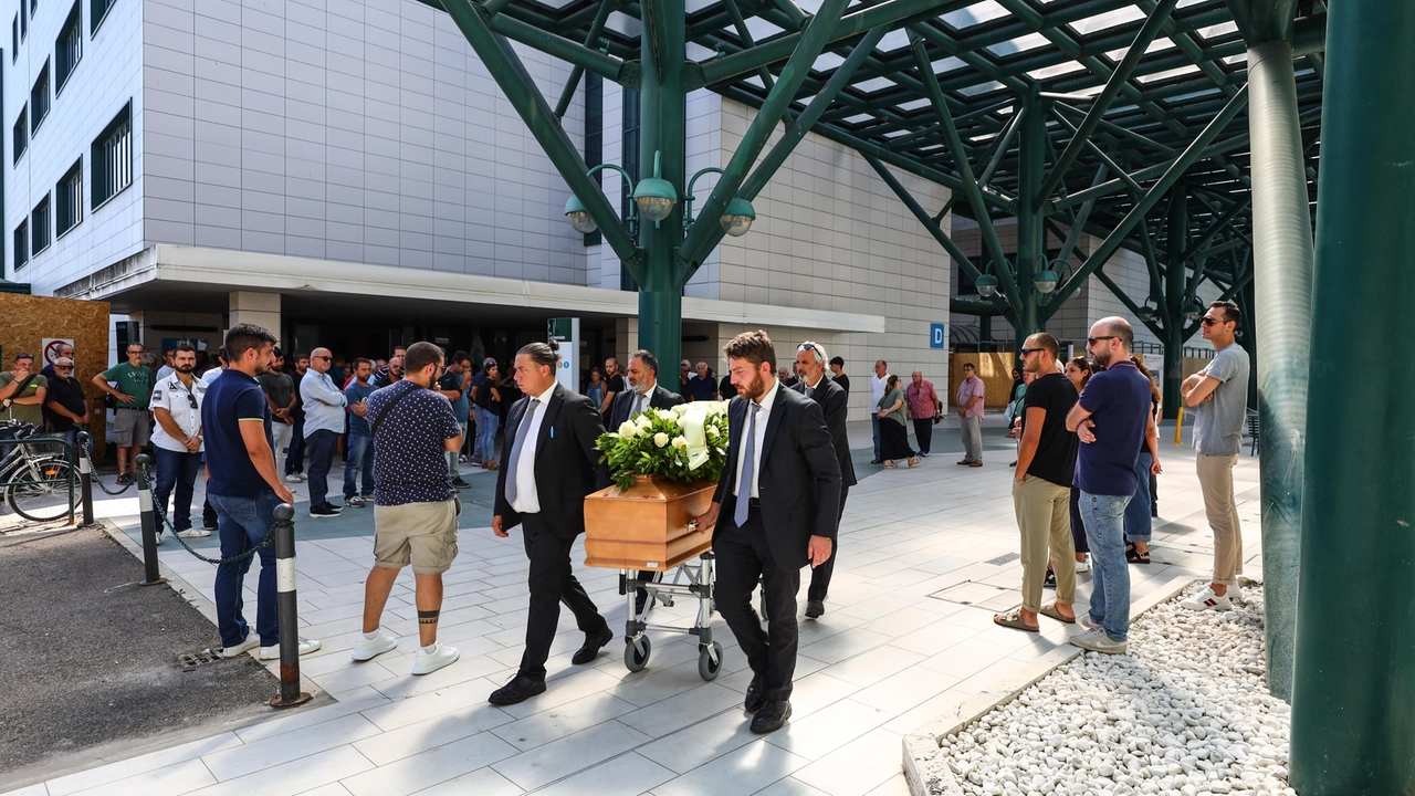 Il feretro di Daniele mentre viene accompagnato fuori dalla cappella dell’ospedale San Giuseppe dopo il funerale