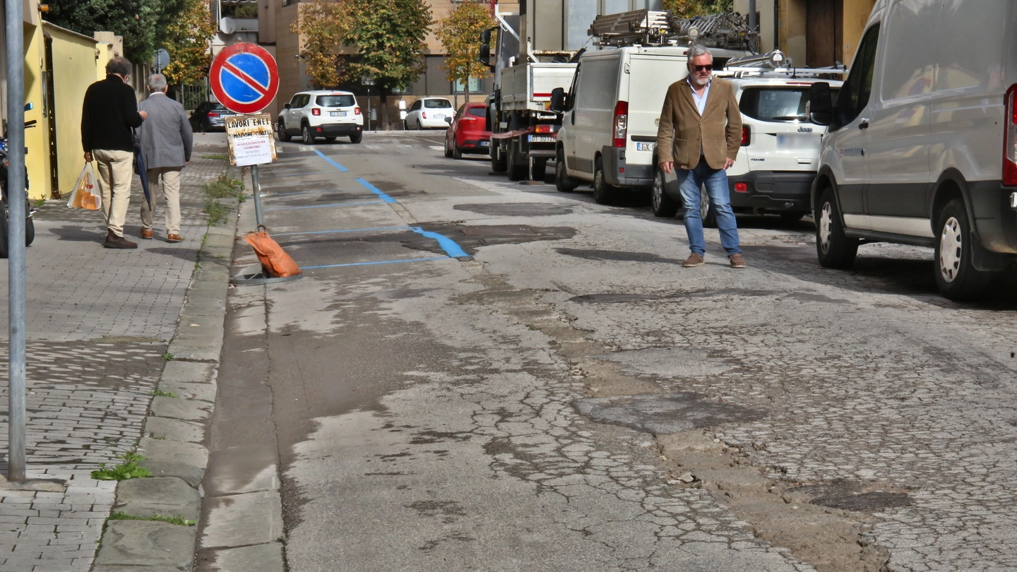 Una delle strade devastate dalle buche