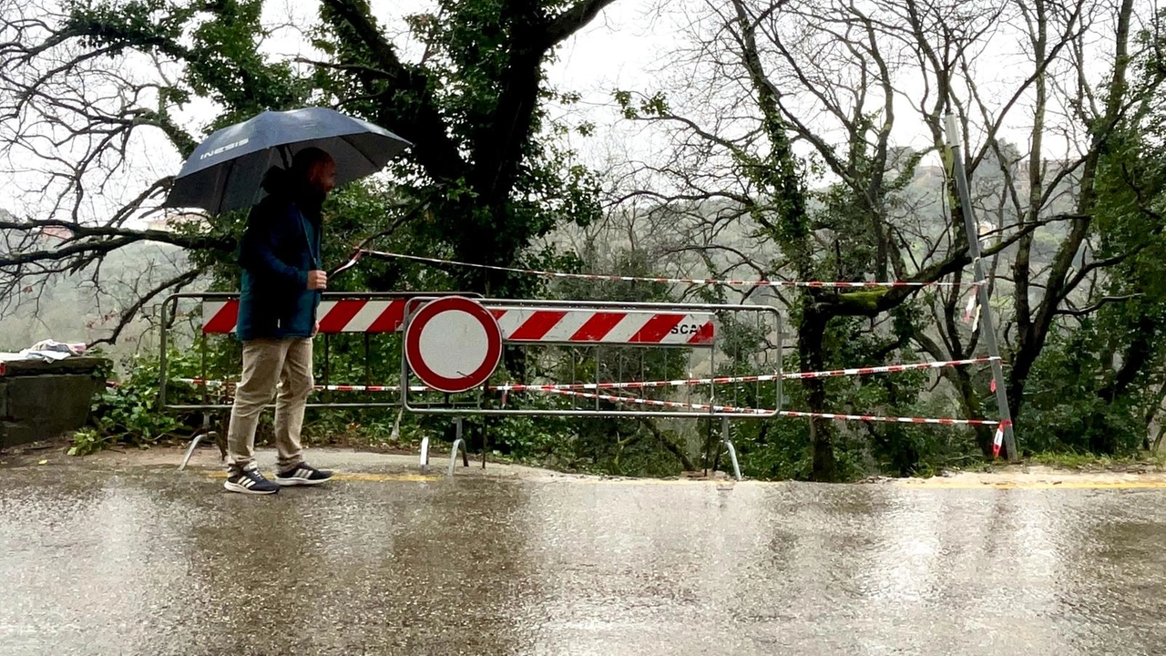 La strada chiusa per la frana a Vinci