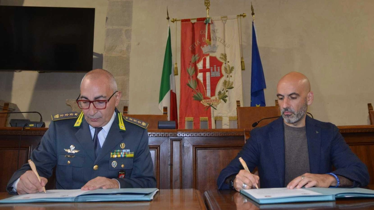 Il colonnello Carlo Tomassini e il sindaco Luca Secondi firmano l’accordo