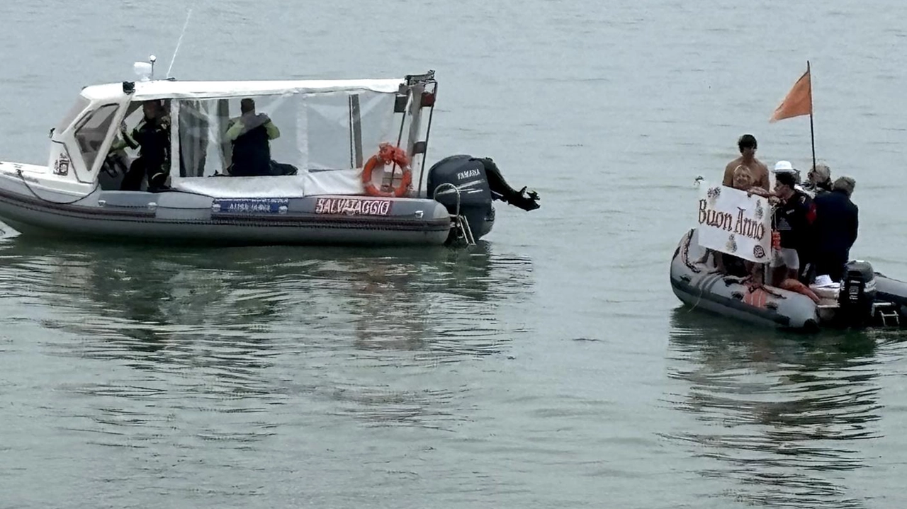 CASTIGLIONE DEL LAGO - A festeggiare l’arrivo del 2025 c’è stato l’ormai tradizionale tuffo di "Mister Trasimeno OK" a Castiglione...