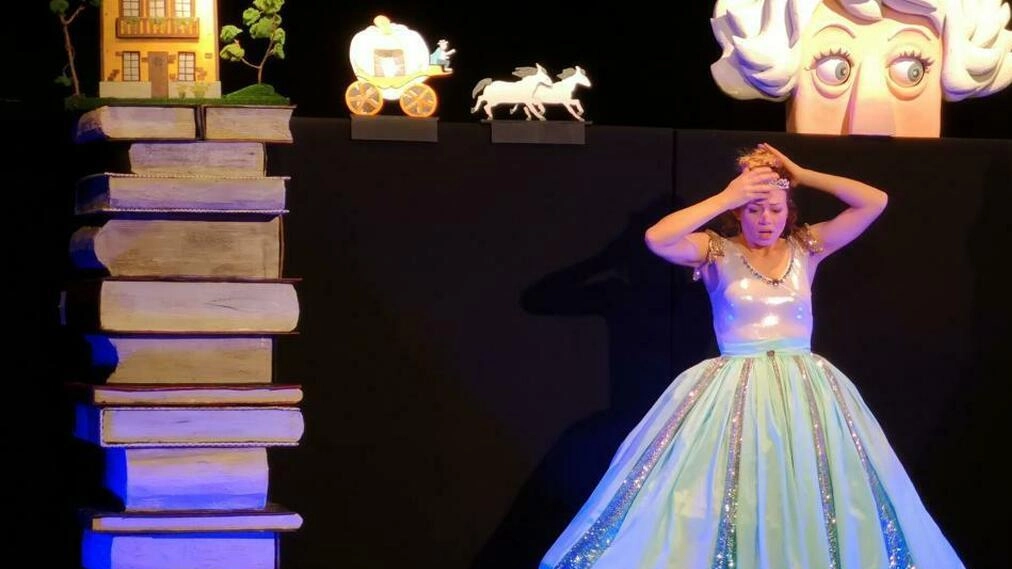 Una foto dello spettacolo “Cenerentola in bianco e nero“ in scena il 12 gennaio