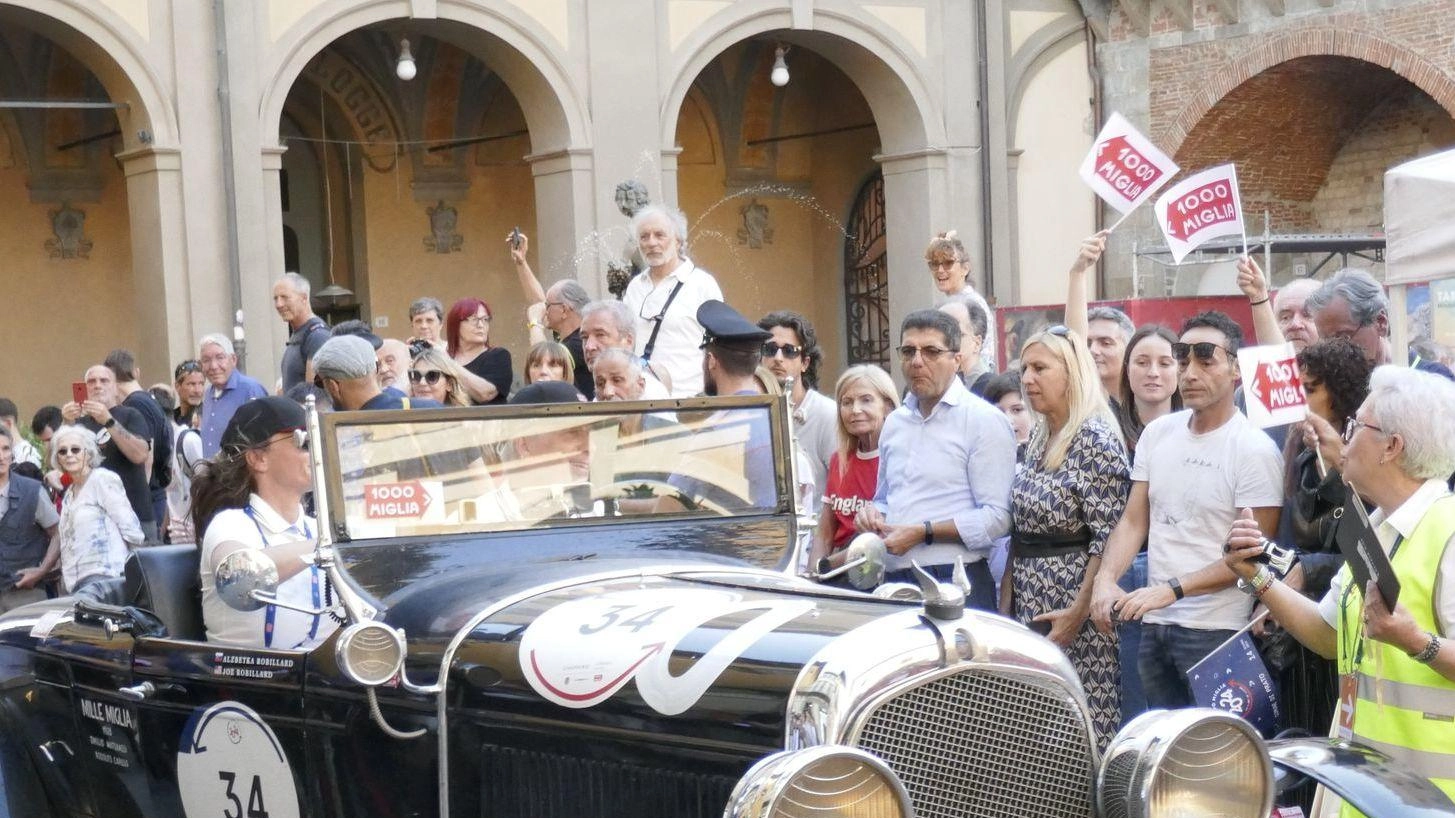 Emozione Mille Miglia. Festa in centro con le auto storiche. E la corsa è green