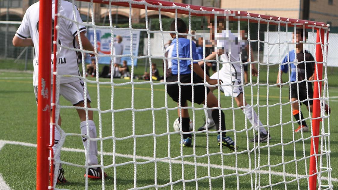 Calcio giovanile. Il “volontario“ in bagno con il baby calciatore. Via dai campi per 5 anni