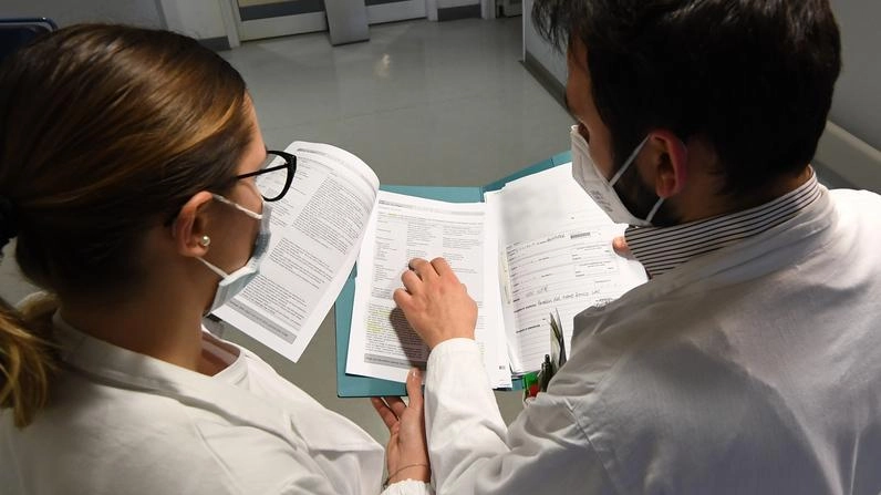 Consulto tra operatori sanitari sulle cure (Foto di repertorio)