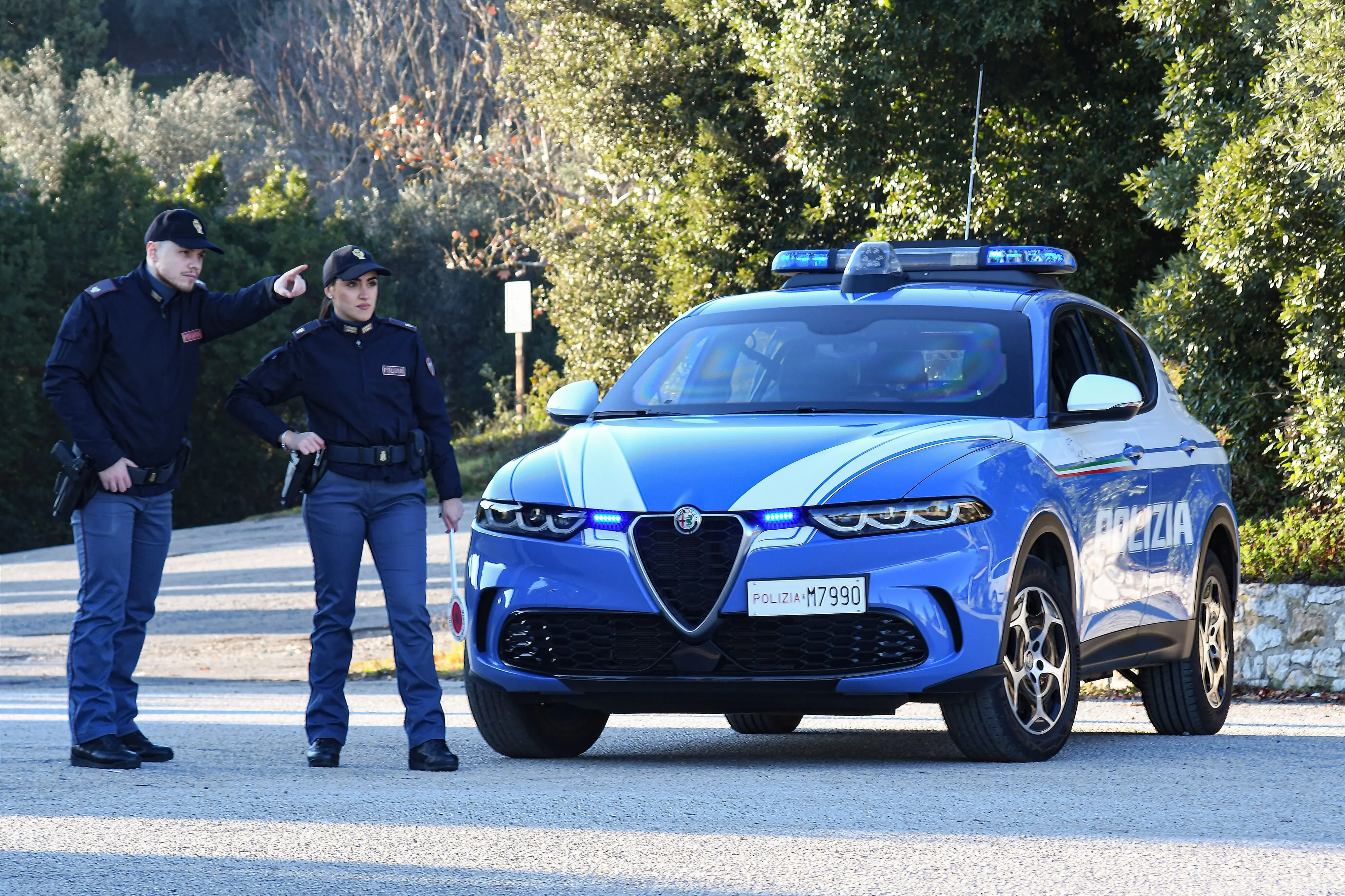 Accerchiato e rapinato dal branco in un centro commerciale, 2 minori nei guai