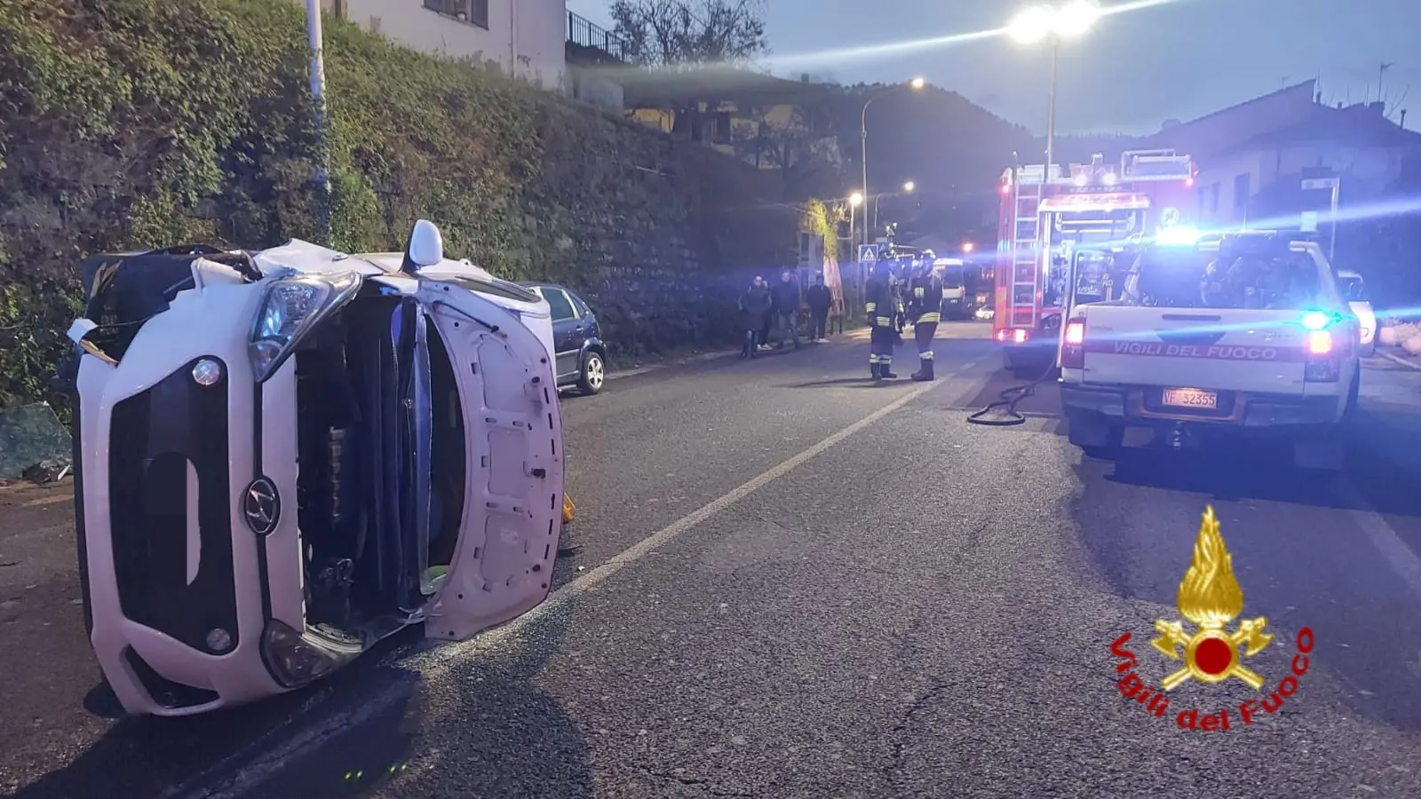 Auto piomba sui veicoli in sosta poi si ribalta sulla strada, ferita una donna