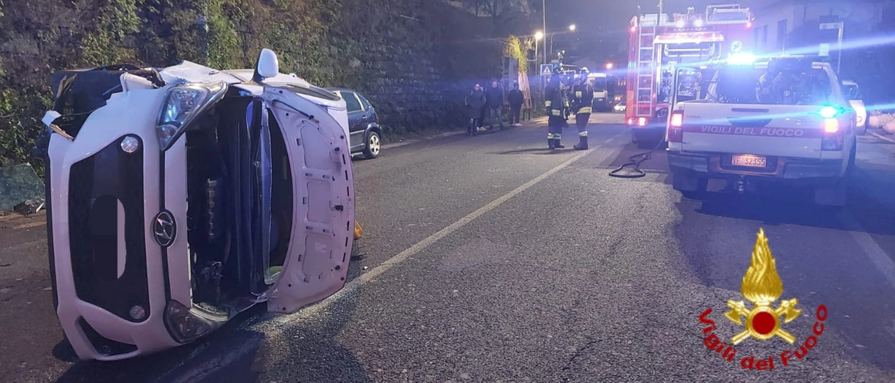 Auto piomba sui veicoli in sosta poi si ribalta sulla strada, ferita una donna