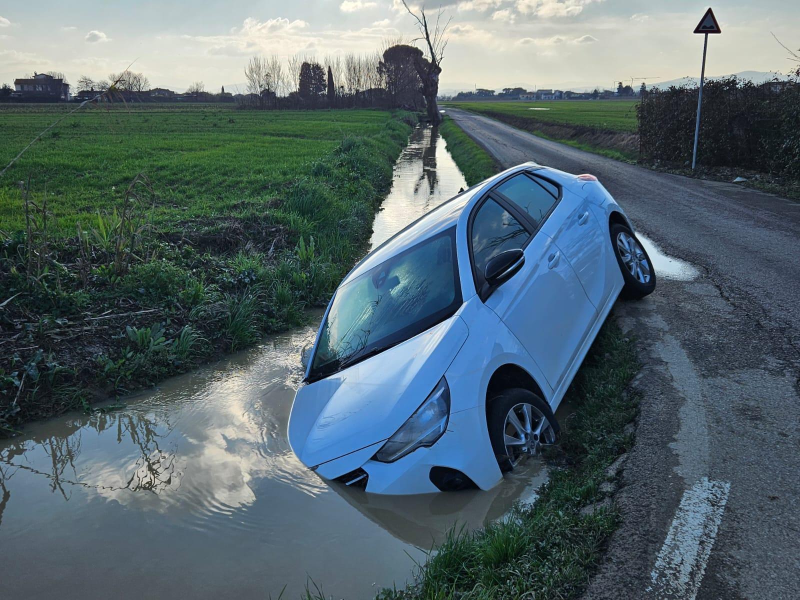 Auto fuori strada, finisce nel fosso: incidente a Castelnuovo